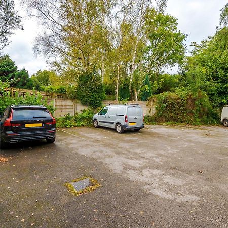 Manchester Comfortable 3 Bedroom House, Free Parking, Wifi & Disneyplus Worsley Kültér fotó
