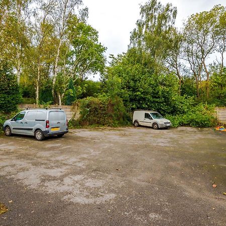 Manchester Comfortable 3 Bedroom House, Free Parking, Wifi & Disneyplus Worsley Kültér fotó
