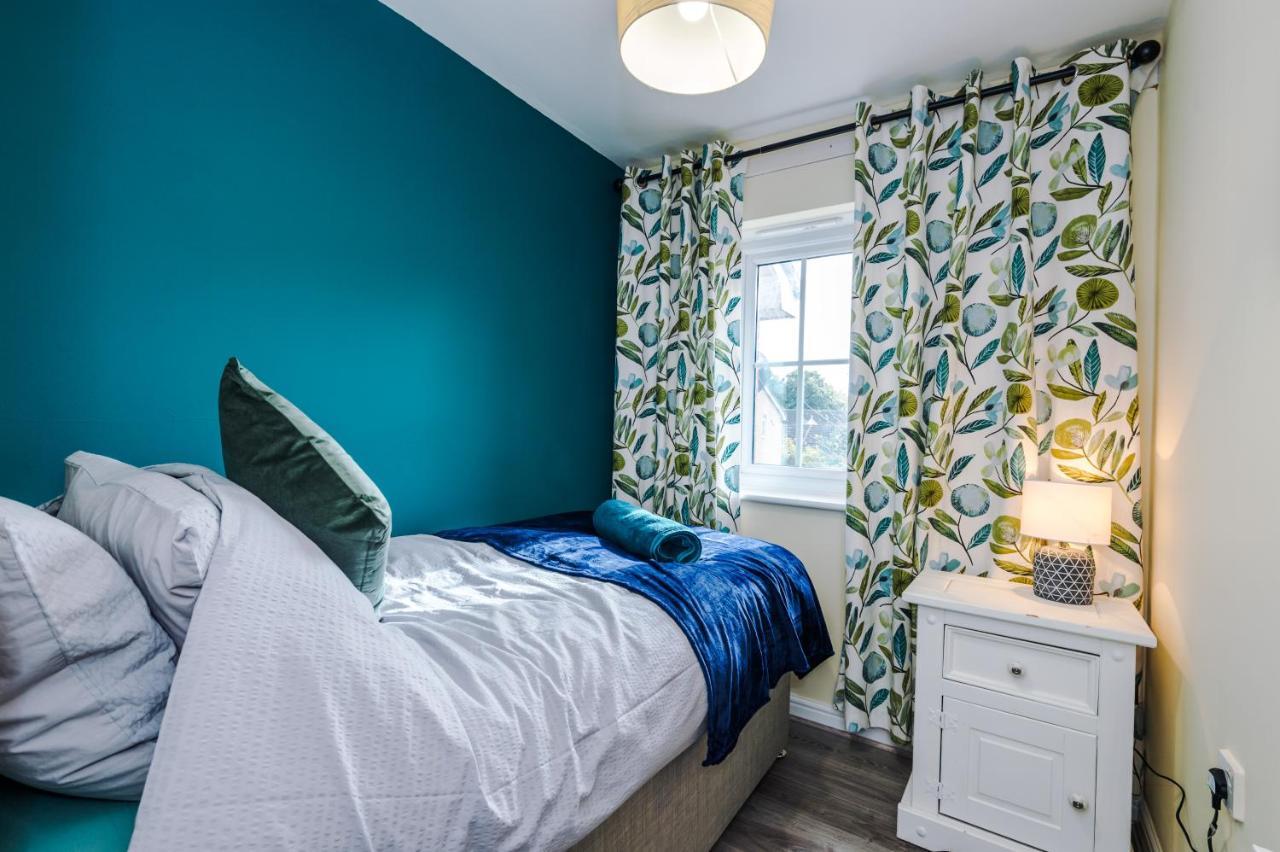 Manchester Comfortable 3 Bedroom House, Free Parking, Wifi & Disneyplus Worsley Kültér fotó