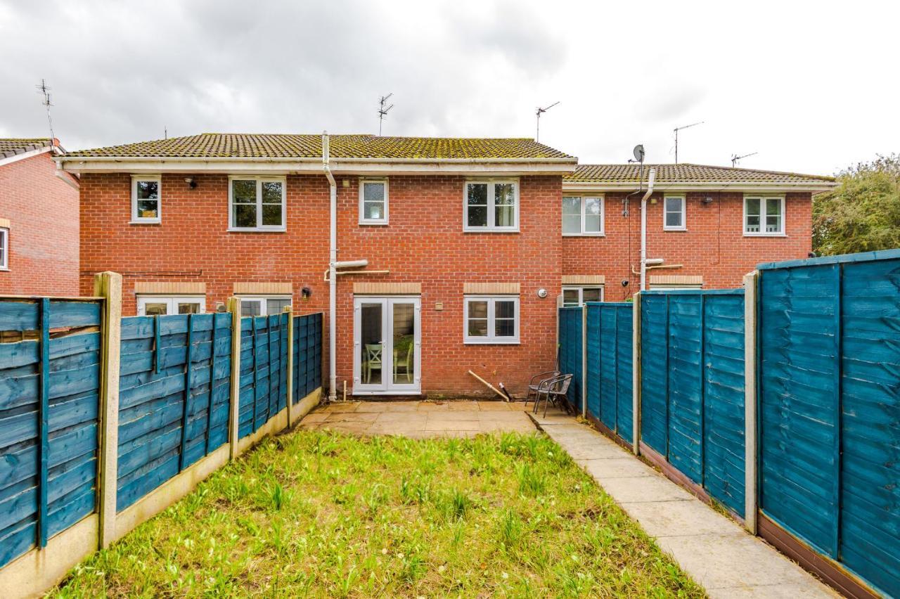 Manchester Comfortable 3 Bedroom House, Free Parking, Wifi & Disneyplus Worsley Kültér fotó