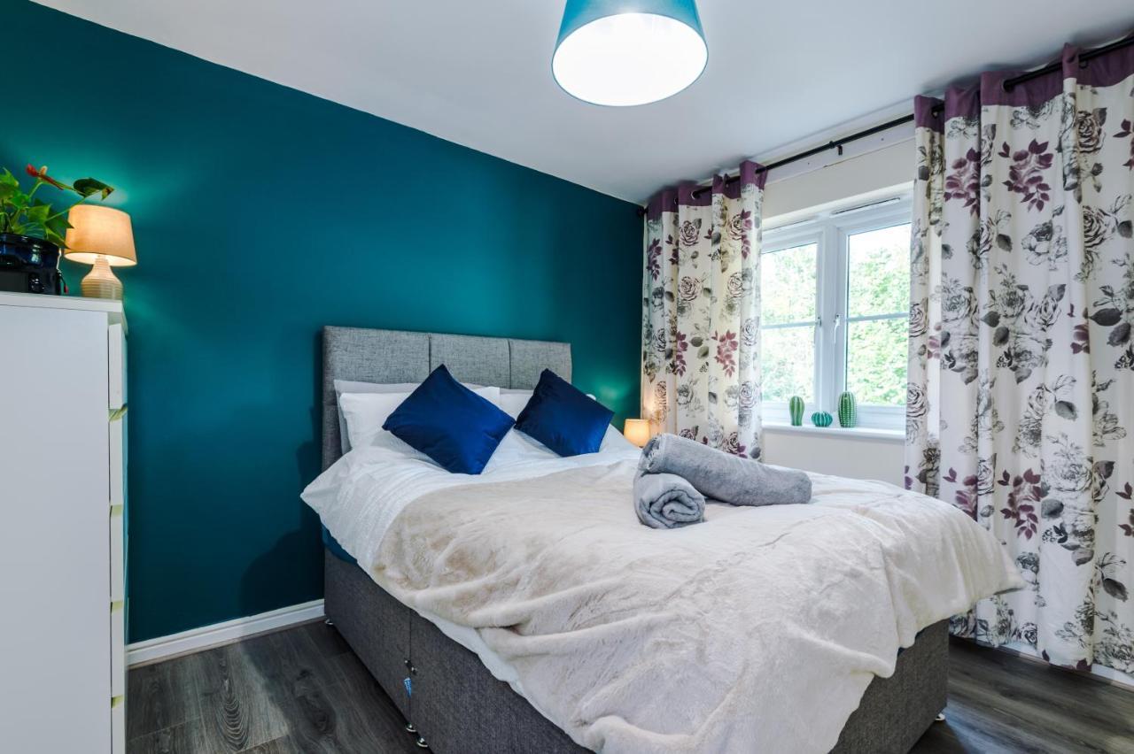 Manchester Comfortable 3 Bedroom House, Free Parking, Wifi & Disneyplus Worsley Kültér fotó