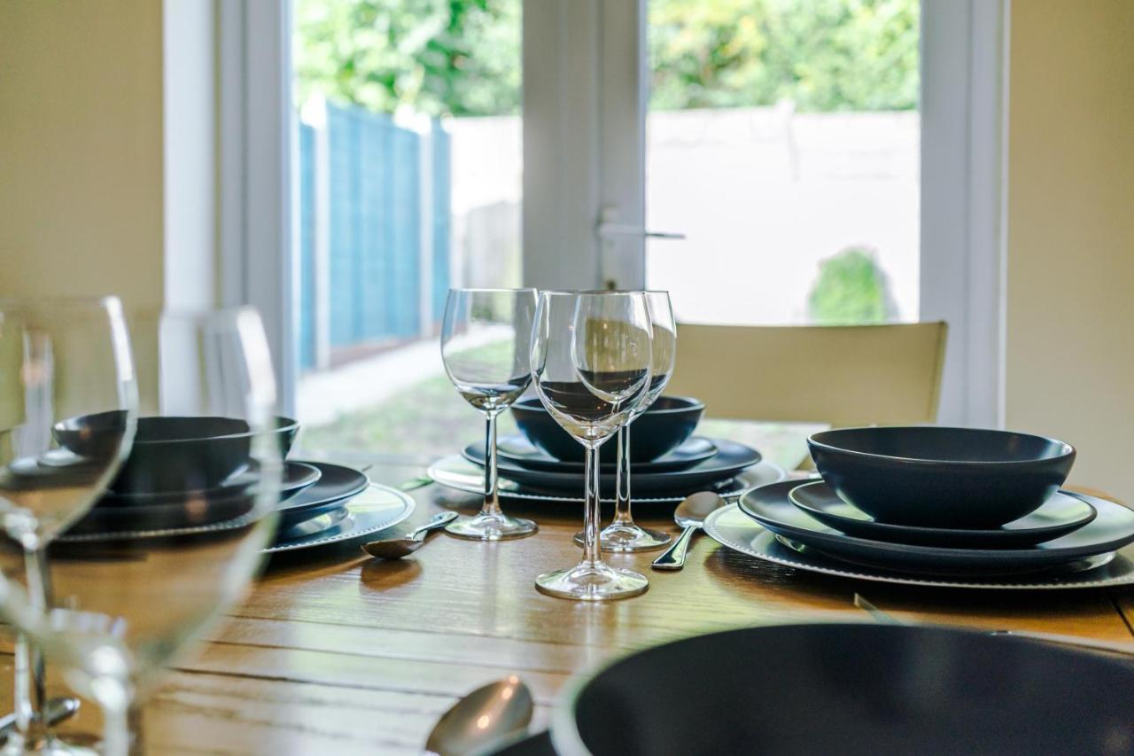 Manchester Comfortable 3 Bedroom House, Free Parking, Wifi & Disneyplus Worsley Kültér fotó