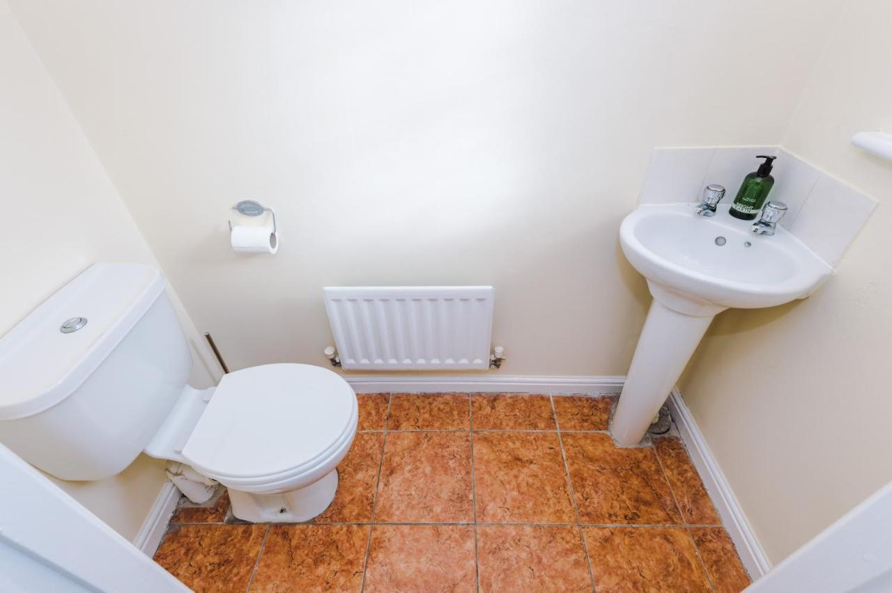 Manchester Comfortable 3 Bedroom House, Free Parking, Wifi & Disneyplus Worsley Kültér fotó