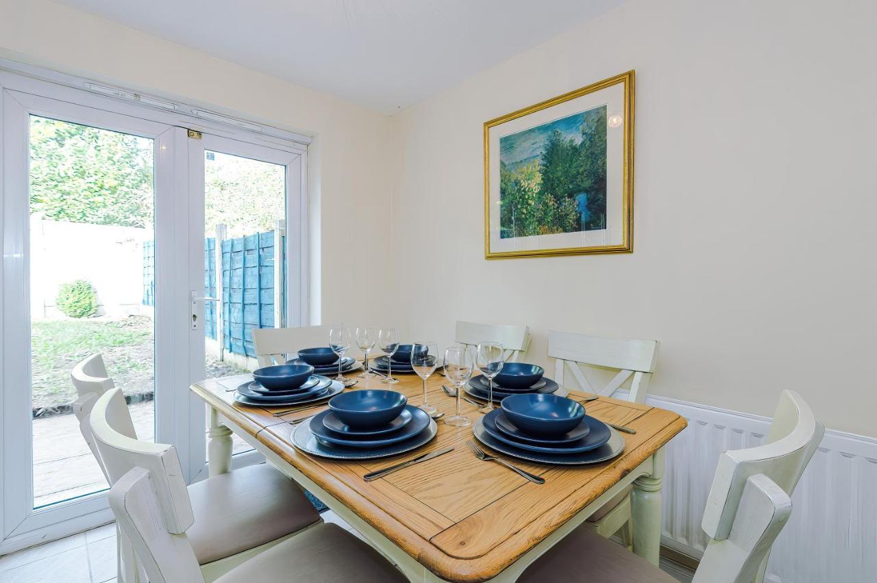 Manchester Comfortable 3 Bedroom House, Free Parking, Wifi & Disneyplus Worsley Kültér fotó