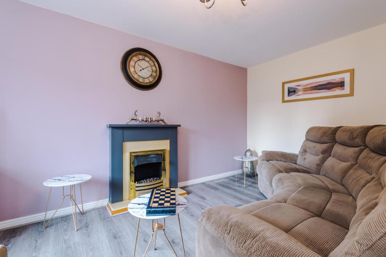 Manchester Comfortable 3 Bedroom House, Free Parking, Wifi & Disneyplus Worsley Kültér fotó