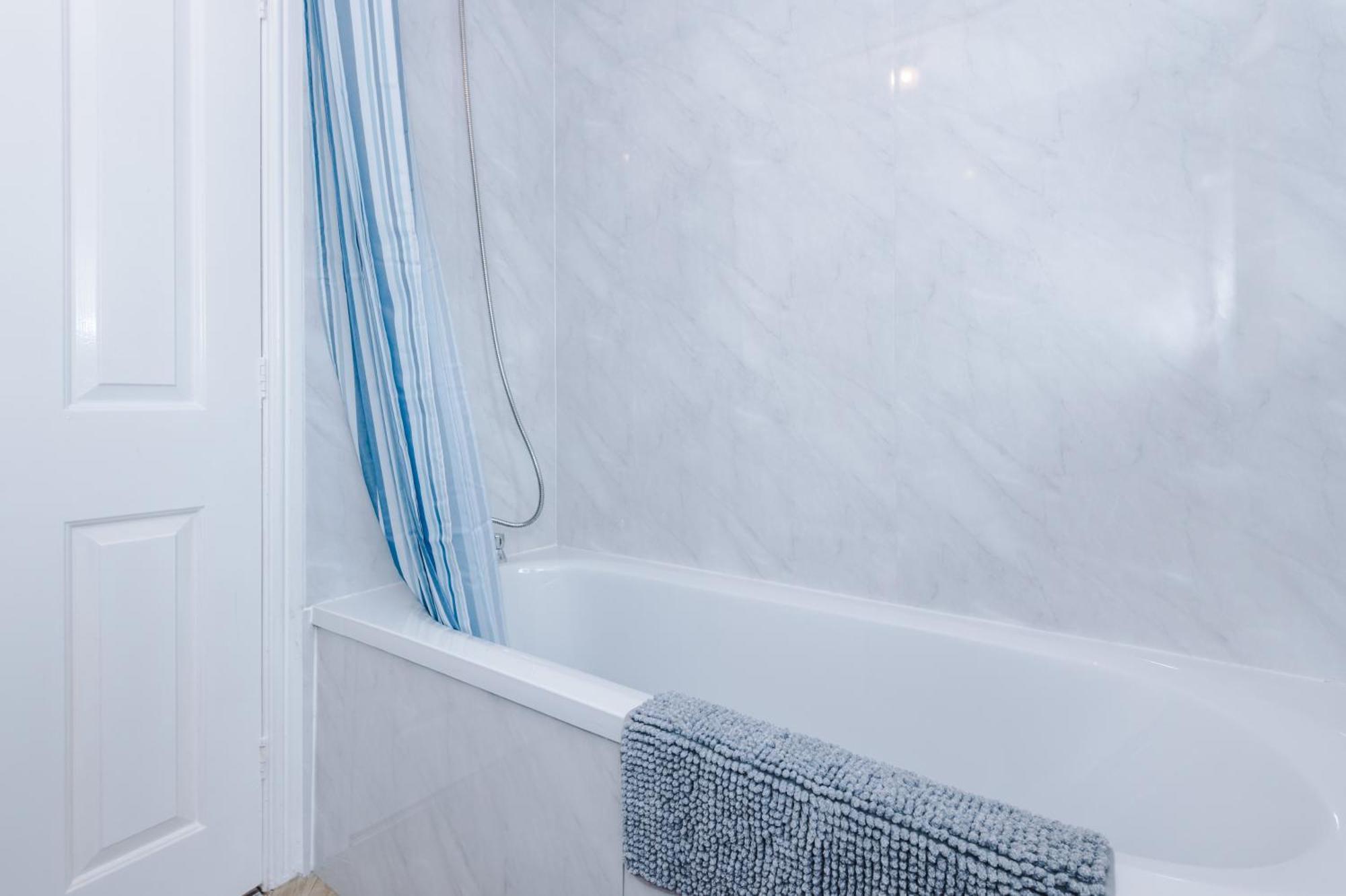 Manchester Comfortable 3 Bedroom House, Free Parking, Wifi & Disneyplus Worsley Kültér fotó