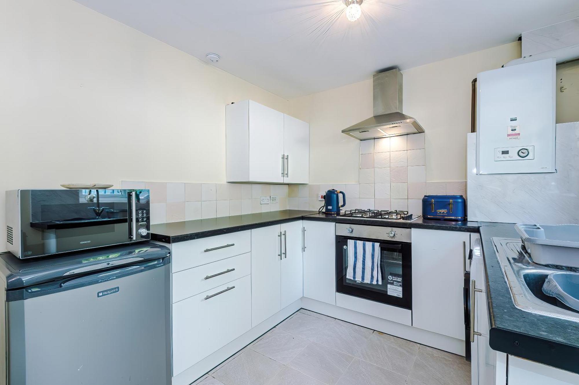 Manchester Comfortable 3 Bedroom House, Free Parking, Wifi & Disneyplus Worsley Kültér fotó